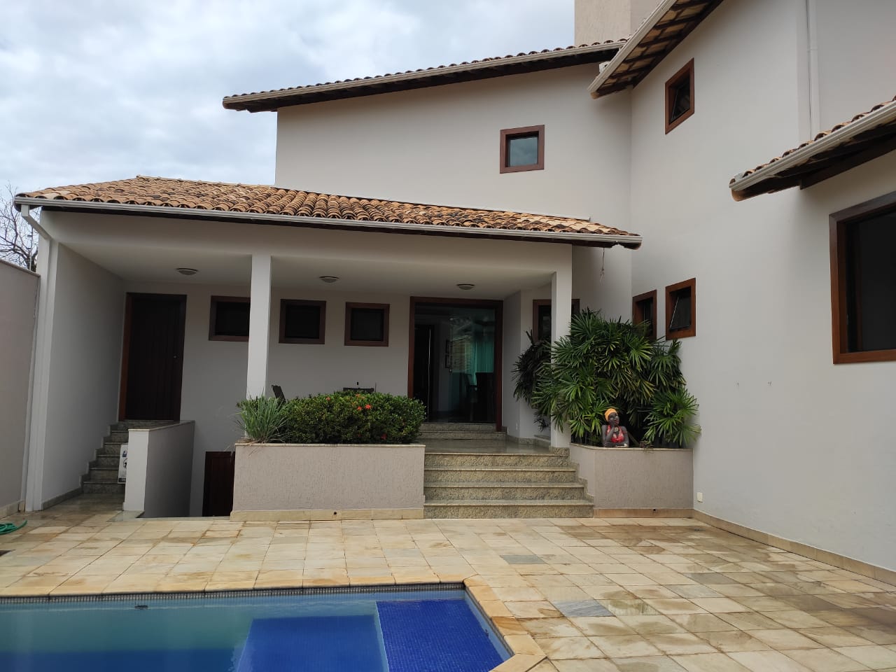 VENDO CASA COM PISCINA-JARDIM ARIZONA 